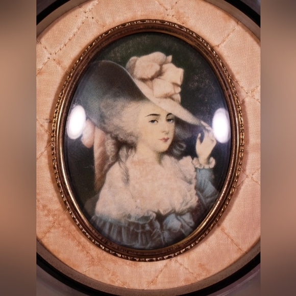 Set of 2 Vintage Cameo Creation Portraits in Convex Bubble Glass Frames with Sat - Picture 8 of 12